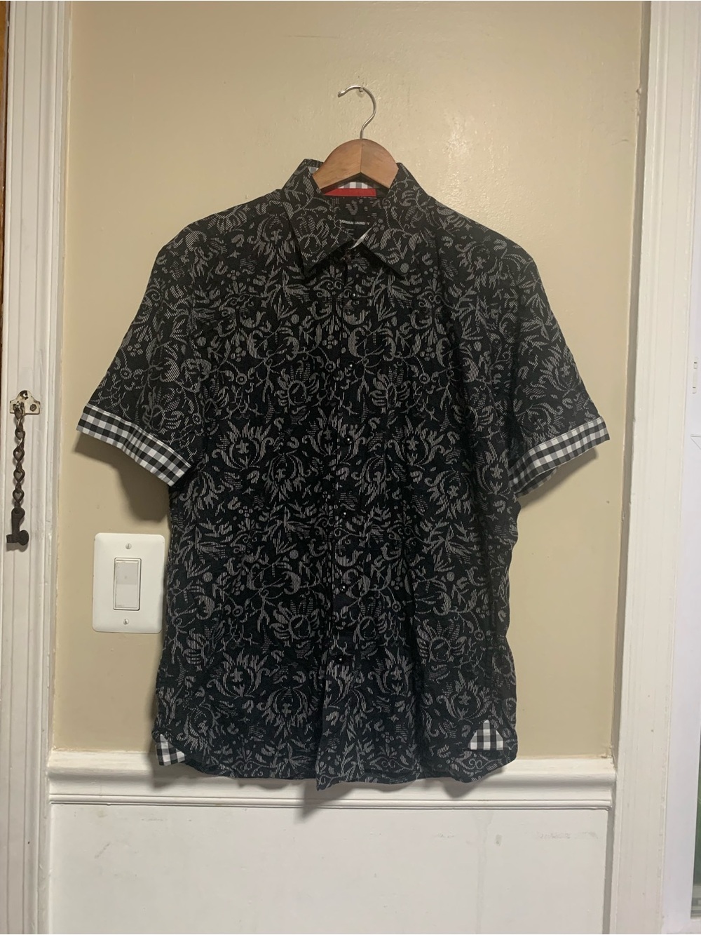 International Laundry Mens Shirt L Large Black Damask Floral Ornate Short Sleeve